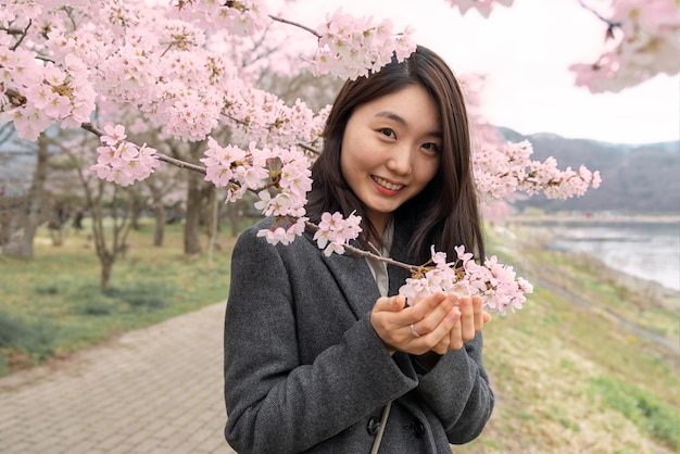 그녀를 둘러싼 자연을 감상하는 여자