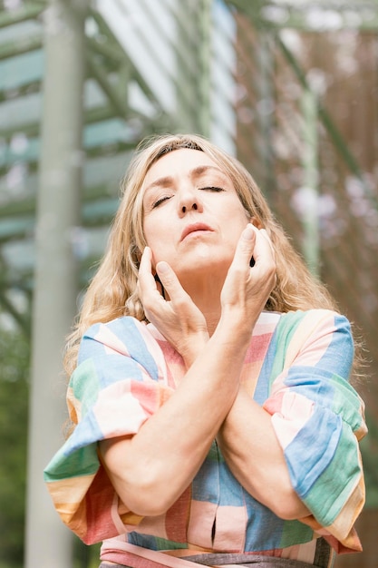 Photo woman approaching her hands to her face in a romantic attitude