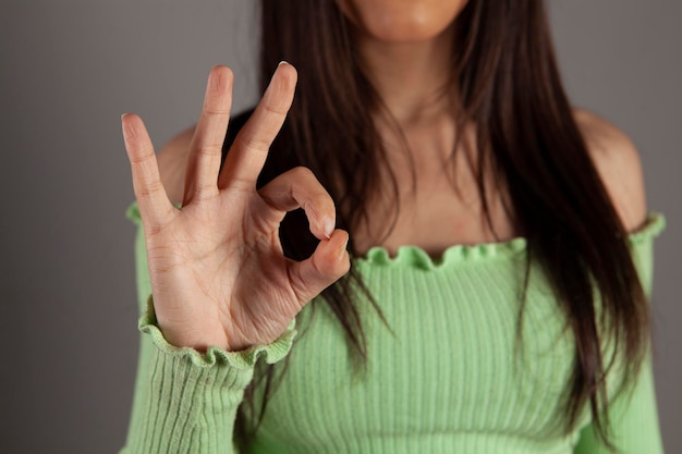 여성 이 손 으로 긍정적 인 몸짓 을 하는 것 을 승인 한다