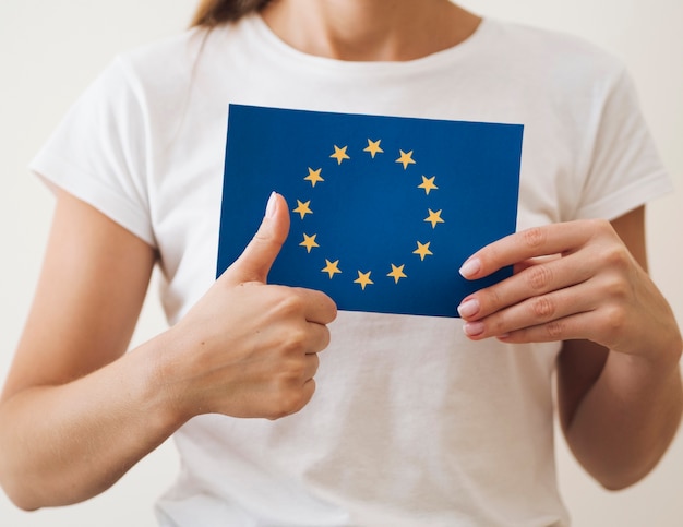 Photo woman approving voting for european elections