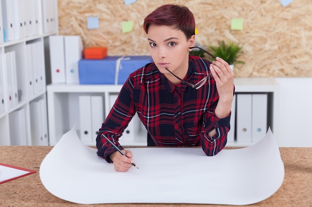 女性建築家の肖像画