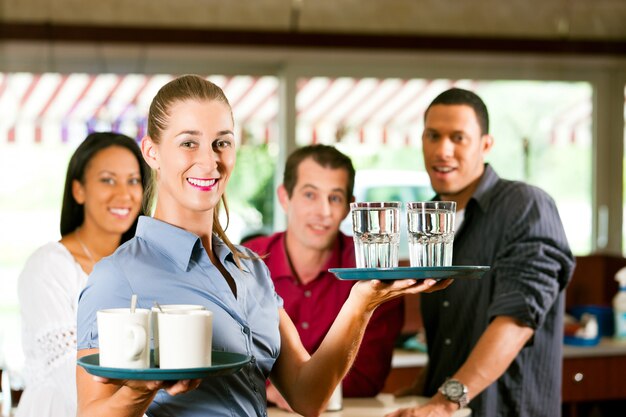 Donna come cameriera in un bar