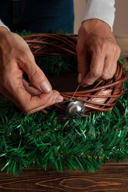 Photo woman assembling holiday themed wreath