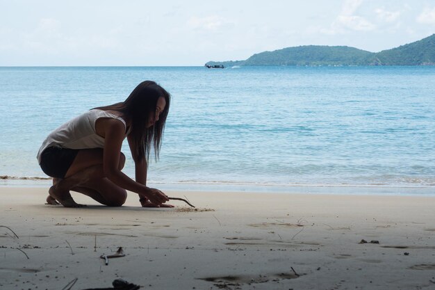 写真 空の向こうのビーチにいる女性