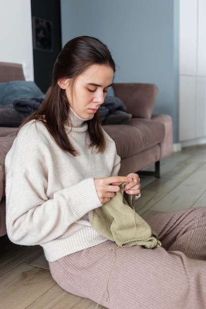 写真 自宅で編み物をする女性がクローズアップ