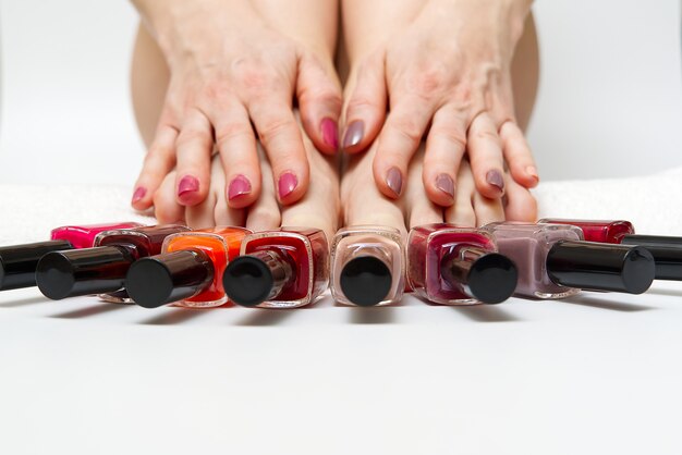 Woman at home spa die pedicure doen aan zich, close-up.