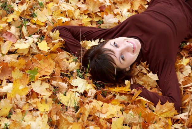 Photo woman in the autumn leafs