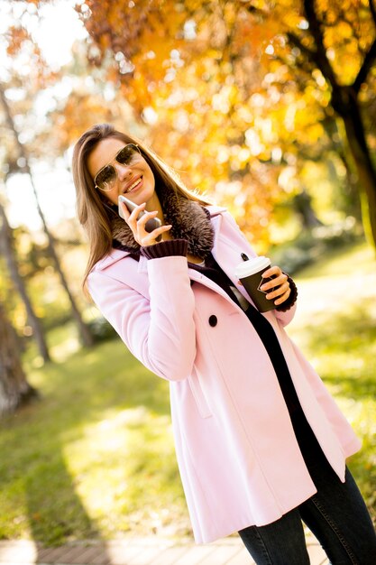 Donna nel parco d'autunno