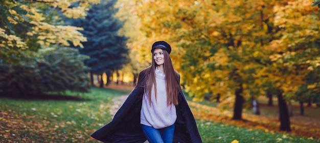 Donna nel parco d'autunno