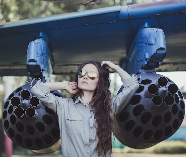 航空機の近くの女性飛行士