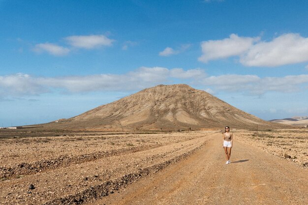 砂漠の山と空の素晴らしい風景の中の女性 フェルテベントゥラ島のカナリア