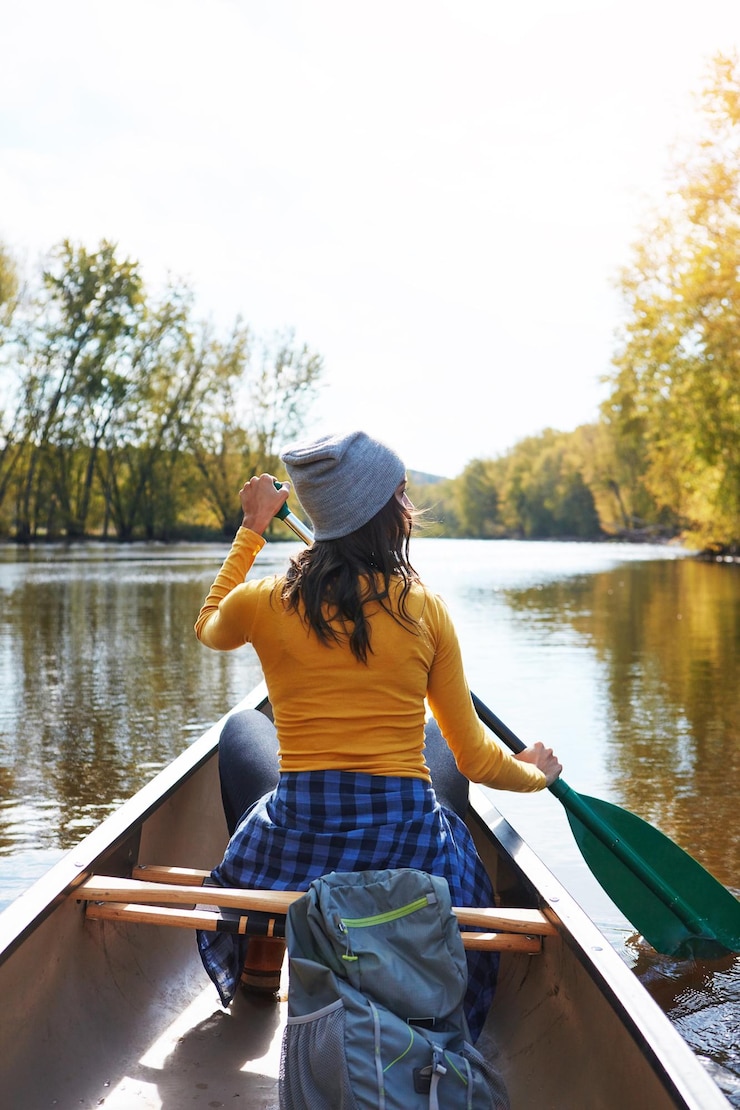Photo woman back and canoeing for fitness sport in nature wellness hobby and single blade paddle for rowing vacation relax and explore exercise on travel for summer holiday canoe boat and river