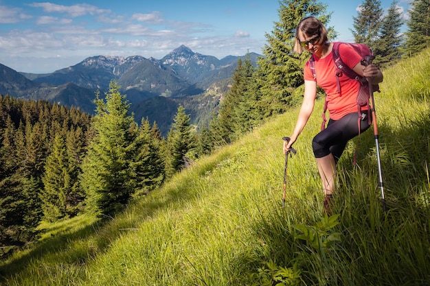 Photo woman backpacker hiking in mountains