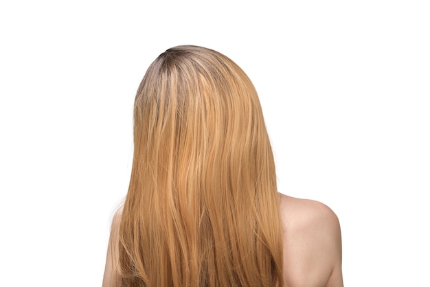 Parte posteriore della donna bella donna con i capelli ombre isolati su un bianco