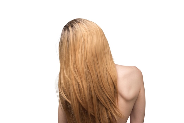 Parte posteriore della donna bella donna con i capelli ombre isolati su un bianco