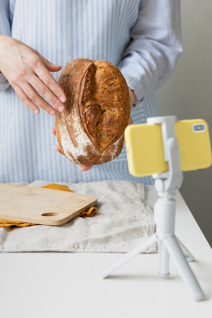 Photo a woman baker tells a bread recipe online a culinary blog video cooking courses about baking bread