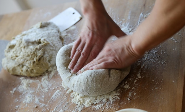 Photo woman baking bread at home