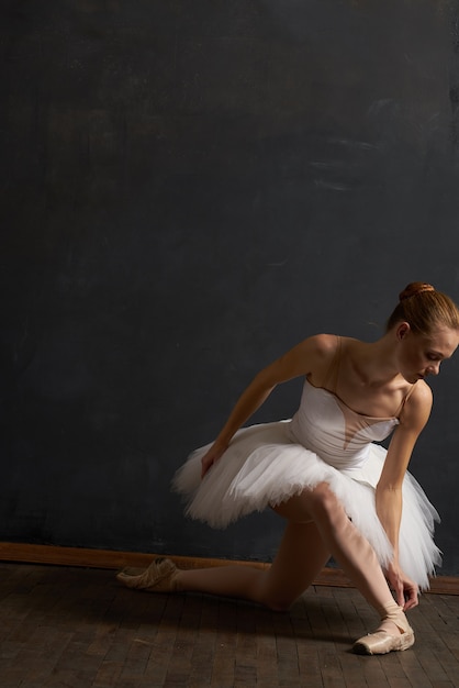 Ballerine Femme En Tutu Blanc Performance Grace Dance. Photo De Haute  Qualité