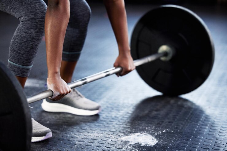 Photo woman barbell or hands of bodybuilder for deadlift workout fitness exercise or strength training with powder powerlifting closeup or girl sports athlete weightlifting with chalk dust on gym floor