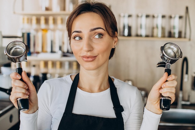 コーヒーを準備する喫茶店で女性バリスタ