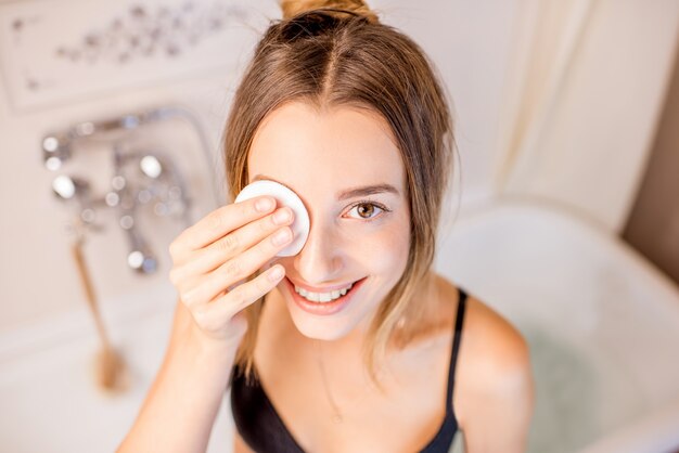 Photo woman in bathroom