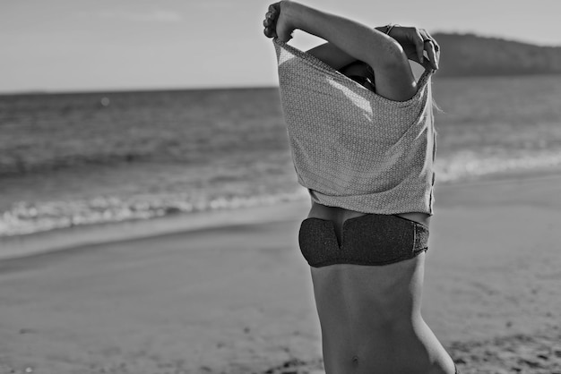 Photo woman at beach against sky