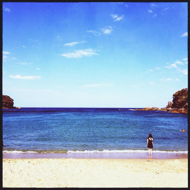 Photo woman on beach looking at view