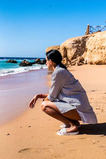 ビーチの海の女