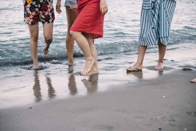 ビーチで女性は海に滞在します