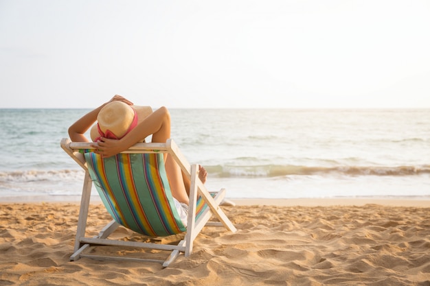 Donna sulla spiaggia in abbronzatura estiva