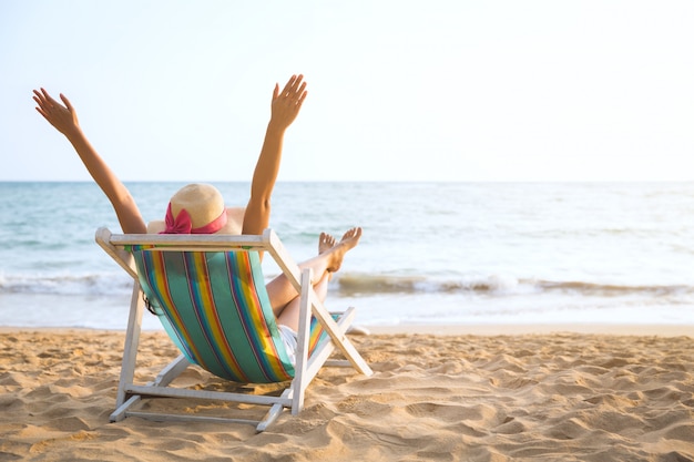 Donna sulla spiaggia in estate