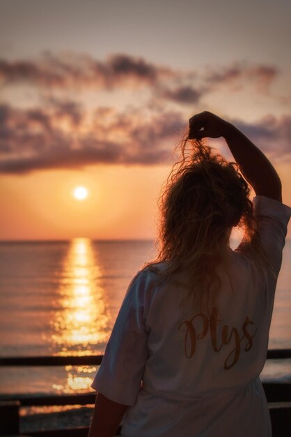 Foto donna sulla spiaggia