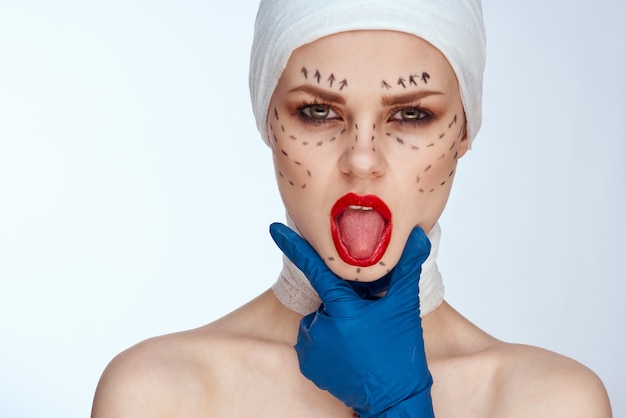 Женщина косметолог инъекции красоты в лицо изменение внешности красоты портрет