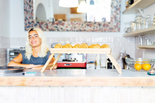 Donna bello barista caucasico. sorridente