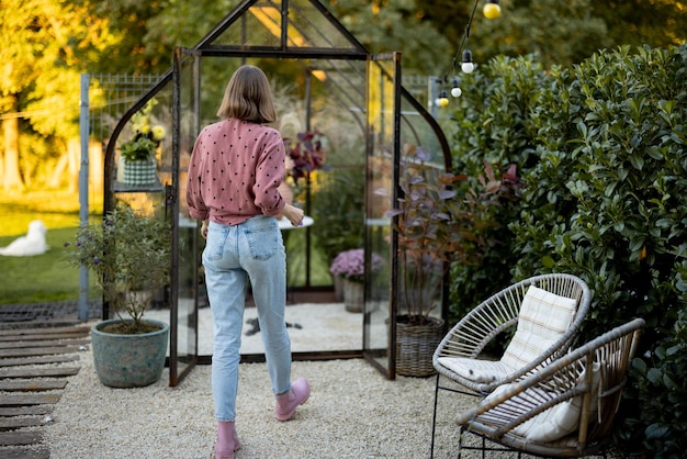 Donna nel bellissimo giardino sul cortile