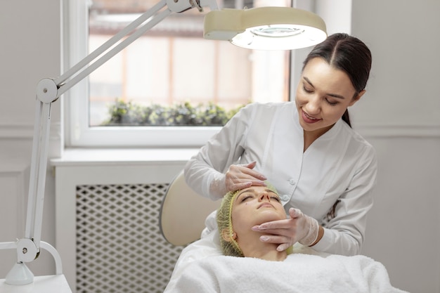 Foto donna alla clinica di bellezza per il trattamento del viso