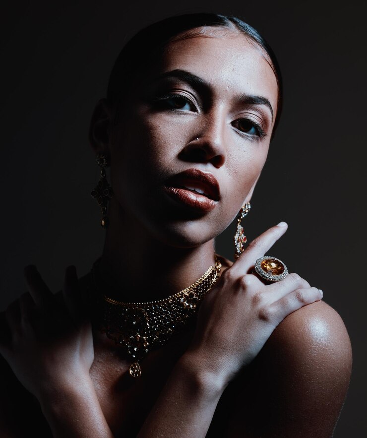 Photo woman beauty and jewelry in stylish fashion for rich wealth luxury or cosmetics against a dark studio background portrait of beautiful attractive female wearing makeup diamond ring and necklace