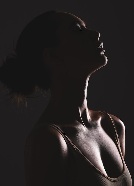 Foto donna bellezza silhouette viso e scuro sexy con cosmetici e fantasia seducente con estetica misteriosa profilo femminile con pelle donna sexy facciale e ombra su sfondo nero studio