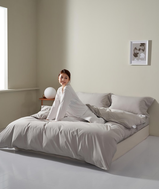 Photo a woman in bed with beautiful sheets empty bed white sheets woman at home