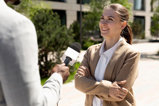 Женщина дает интервью журналисту