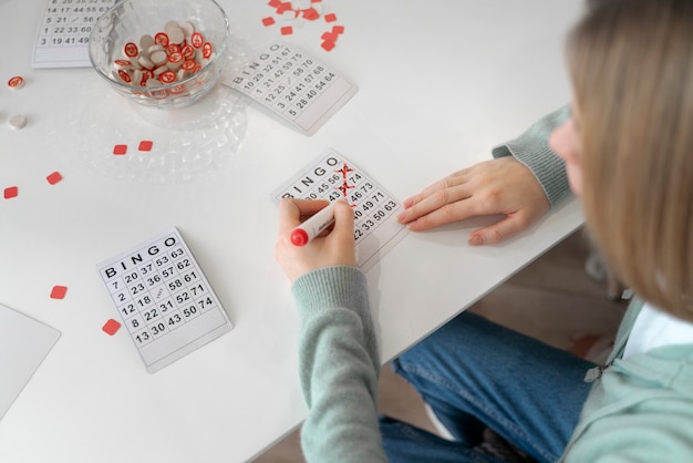 Foto la donna è appassionata di giocare a bingo