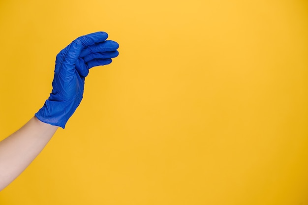 Photo woman bending hand fingers fast, wears gloves