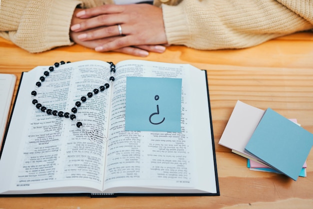 Foto studio biblico e domanda su una nota adesiva, rosario e dio per la religione, la fede cristiana spirituale e l'educazione per la fede di cristo e il rispetto per la preghiera e la conoscenza delle scritture