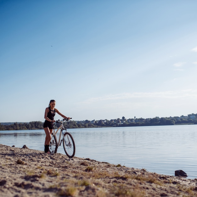 ビーチで自転車の女性