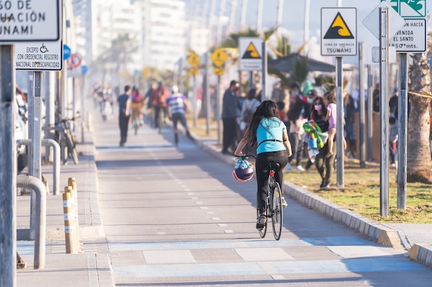 라 세레나에서 자전거 도로를 타고 자전거에 여자