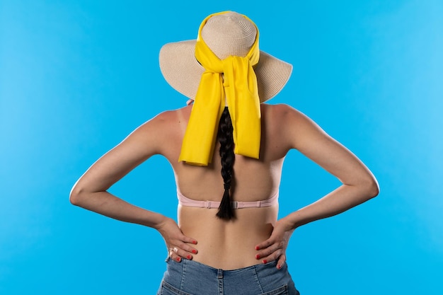 Photo a woman in a big beach hat holds her hands on her hips