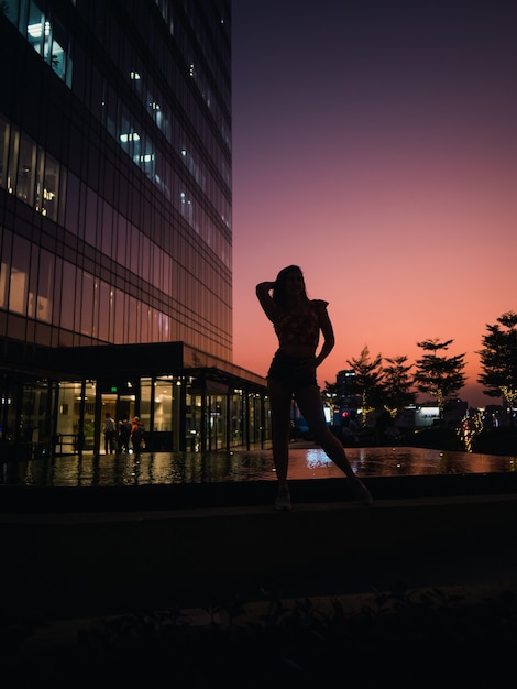 Foto donna in una grande città al tramonto