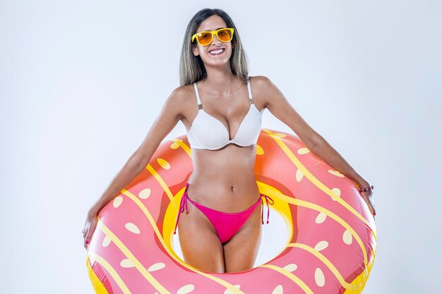 Photo woman in bikini with large inflatable swimming ring