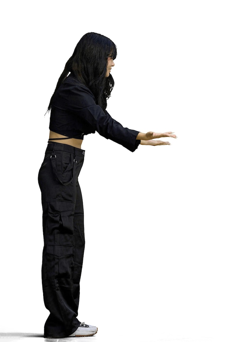 Photo 一位身穿黑色衣服,身穿耳機的女士,身穿白色背景
