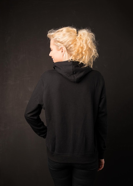 Photo woman in black hoodie from the back